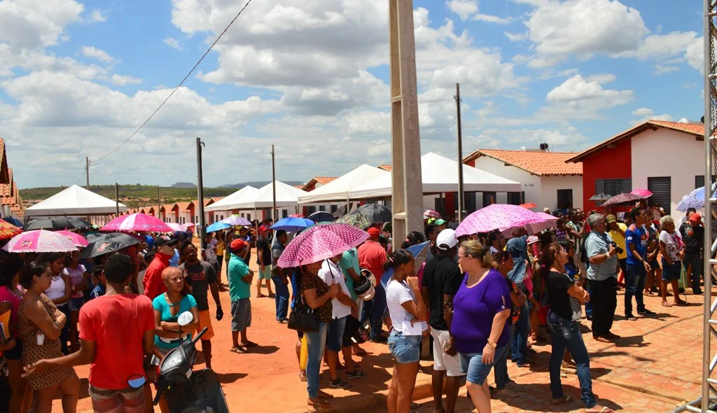 Beneficiários acompanham solenidade de inauguração do residencial