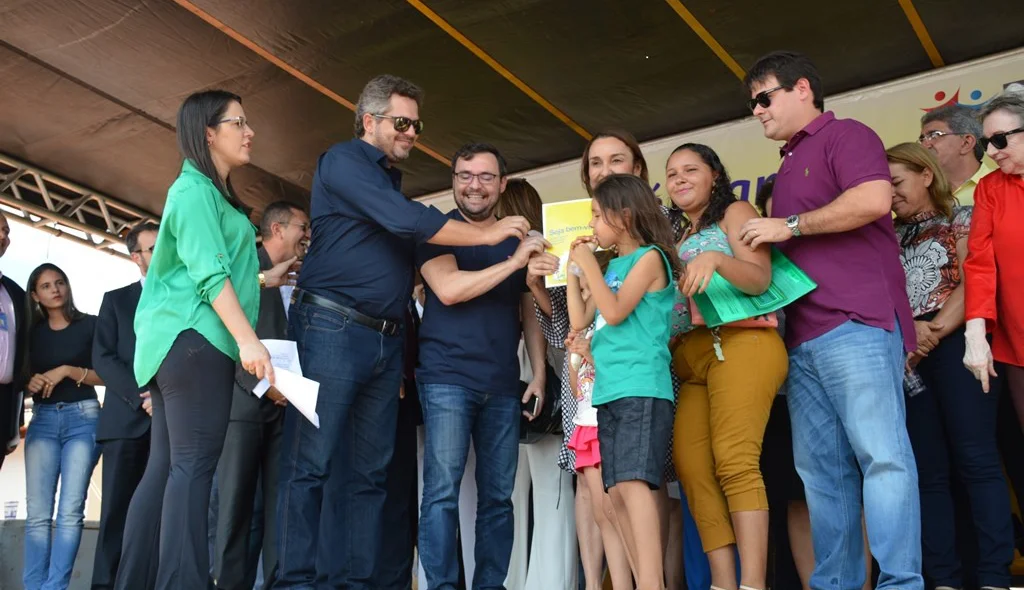 Deputados fazem entrega simbólica de chave da residência a família beneficiada