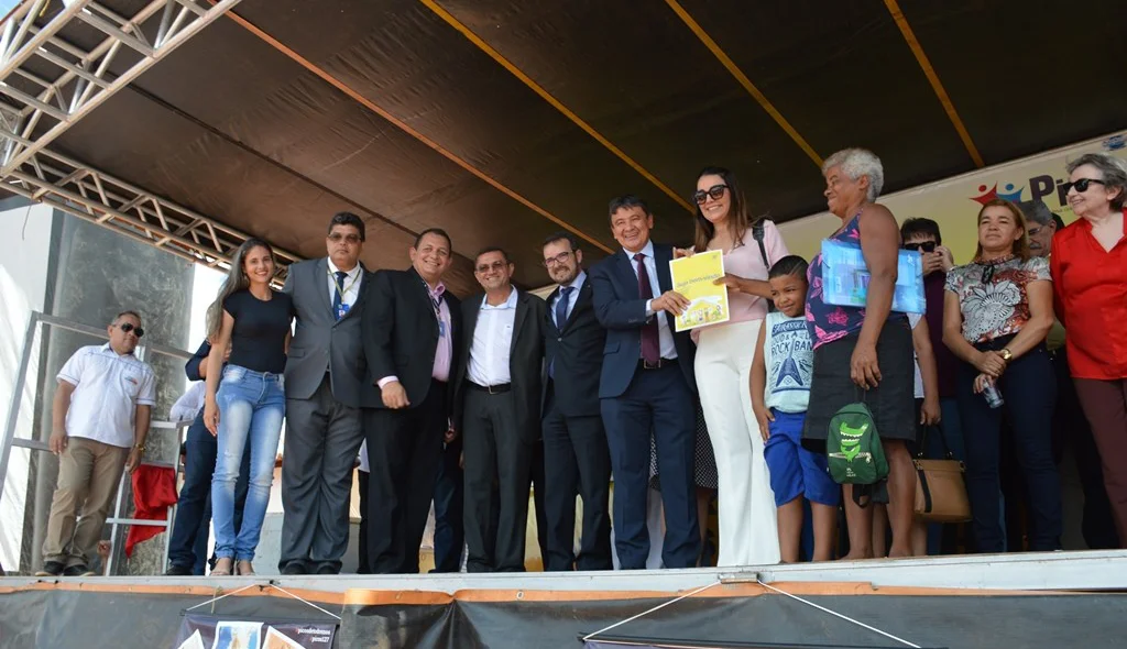 Durante a solenidade cinco famílias receberam a chave simbólica do imóvel