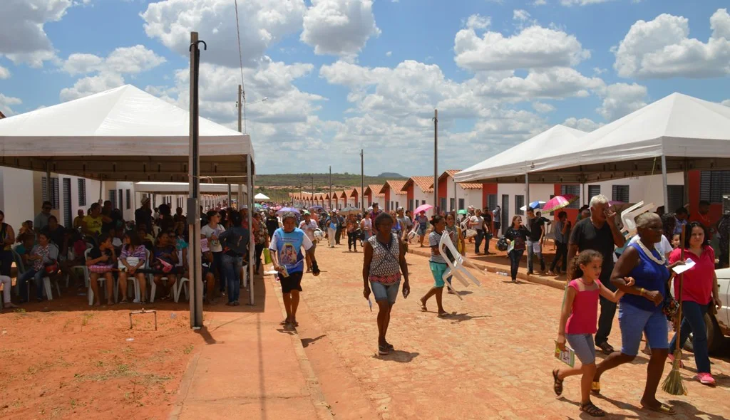 Famílias comparecem em massa para receber as chaves das residências