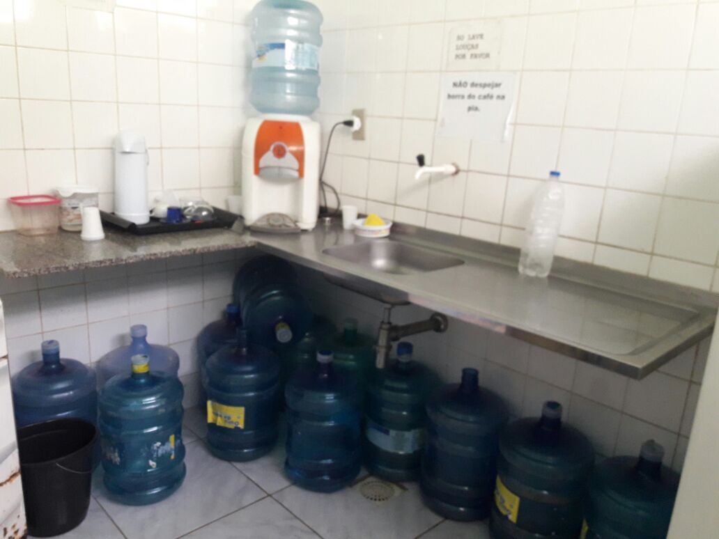 Galões secos, demonstrando a falta de água no 11º DP de Teresina 