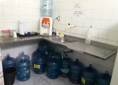 Galões secos, demonstrando a falta de água no 11º DP de Teresina 
