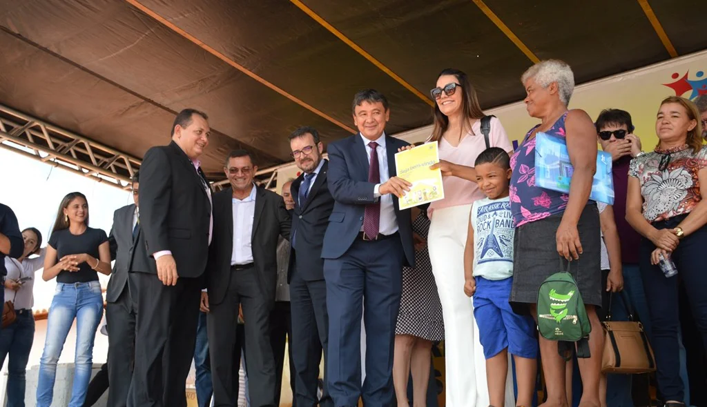 Governador entrega chave da residência a família contemplada