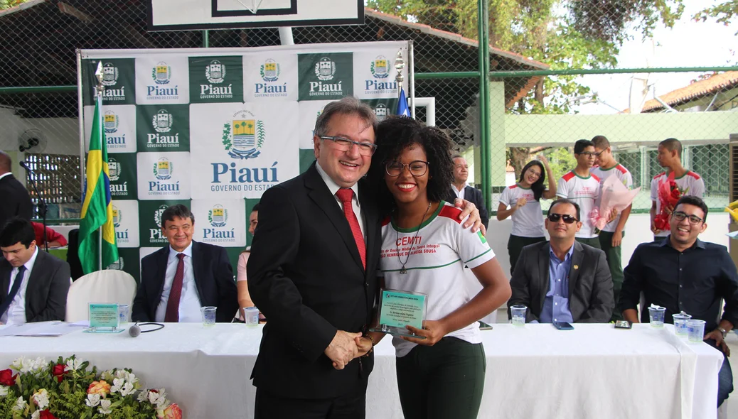 Merlong Solano homenageado