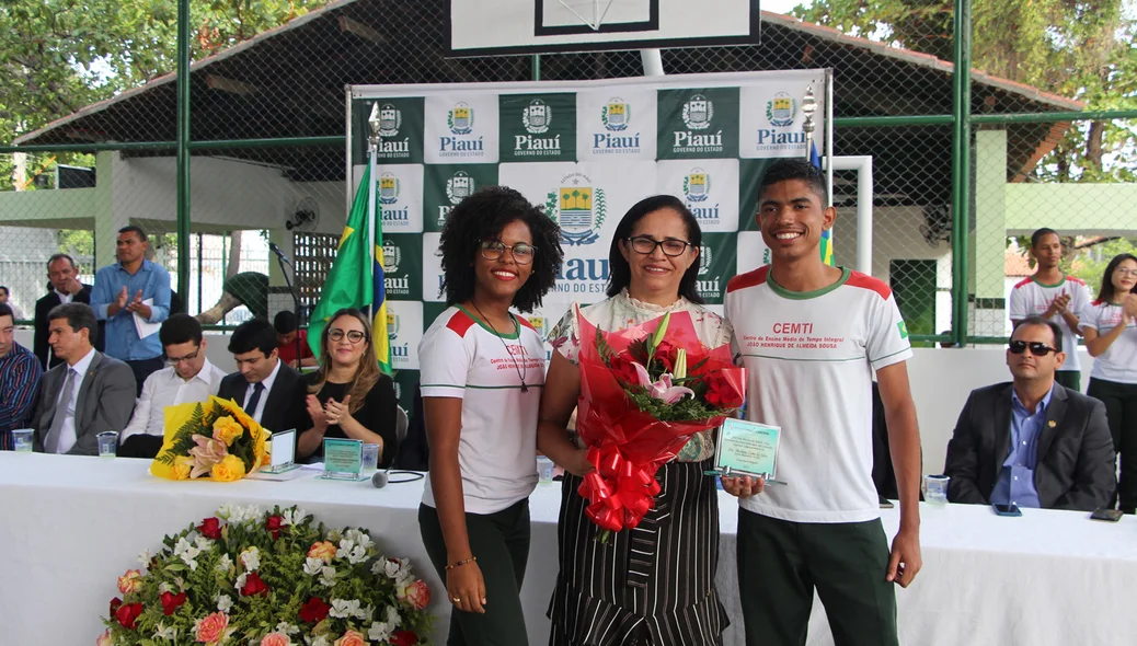 Os professores do colégio também foram homenageados