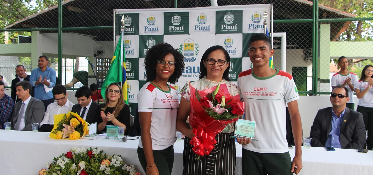 Os professores do colégio também foram homenageados