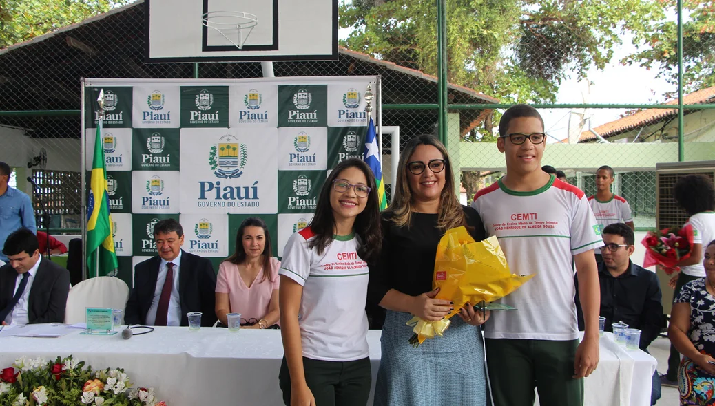 Secretária Rejane Dias homenageada