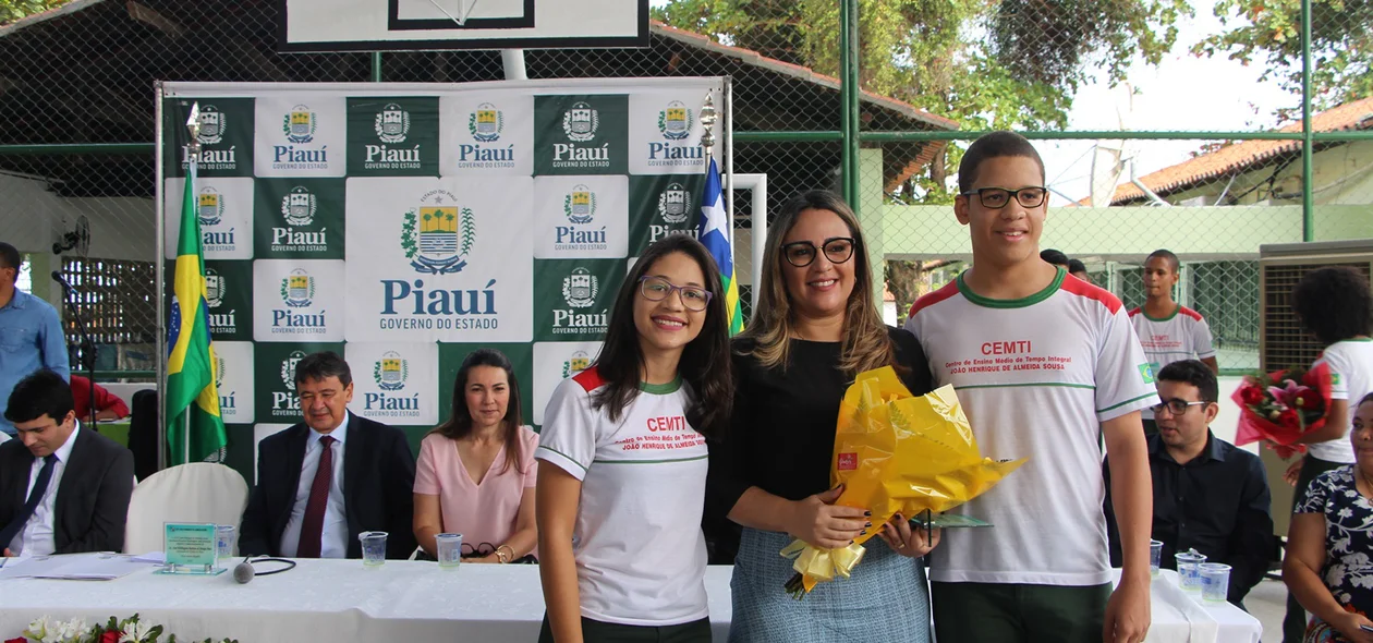 Secretária Rejane Dias homenageada