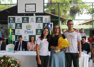 Secretária Rejane Dias homenageada