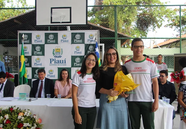 Secretária Rejane Dias homenageada