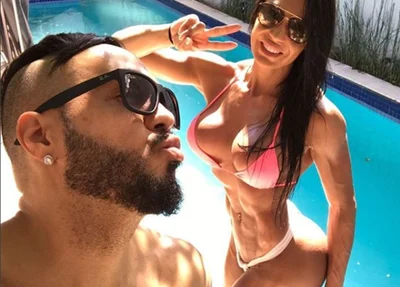 Belo e Gracyane posam na área da piscina da mansão