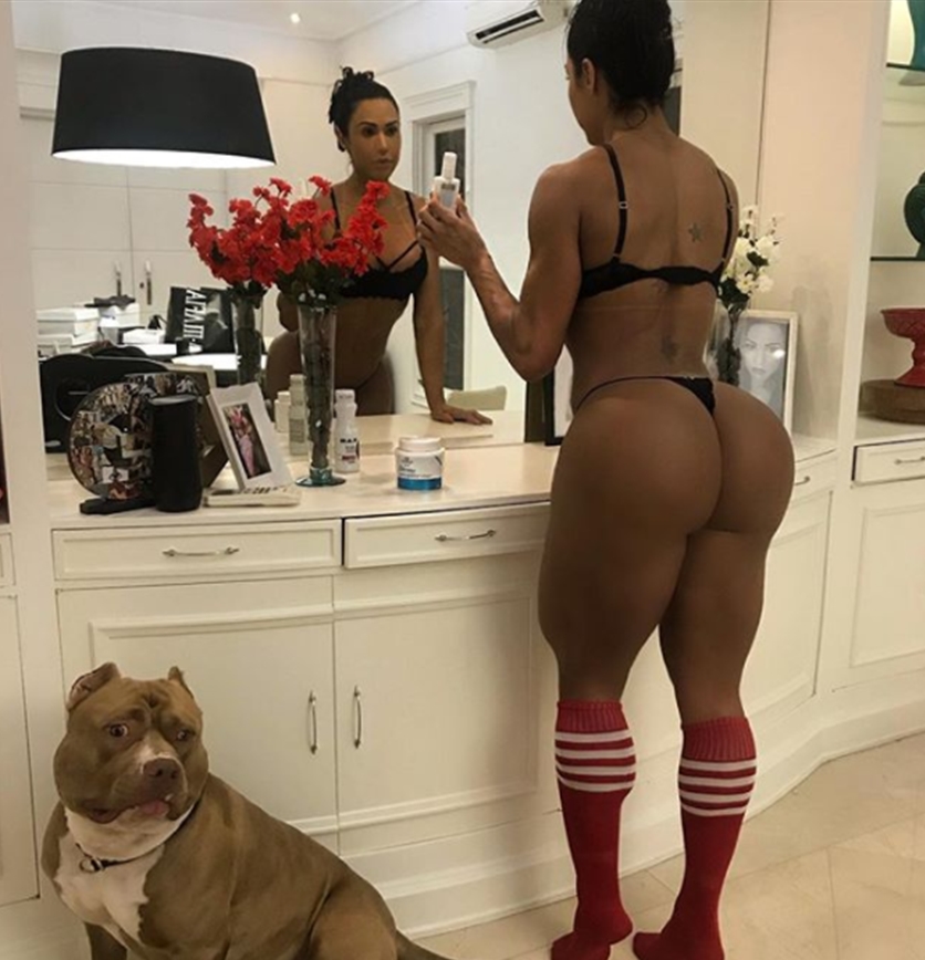 Gracyanne Barbosa posa no banheiro da mansão