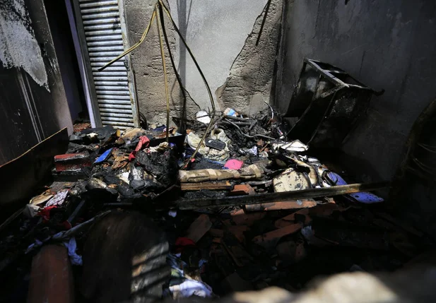 Residência fica em chamas no bairro Vale do Gavião em Teresina