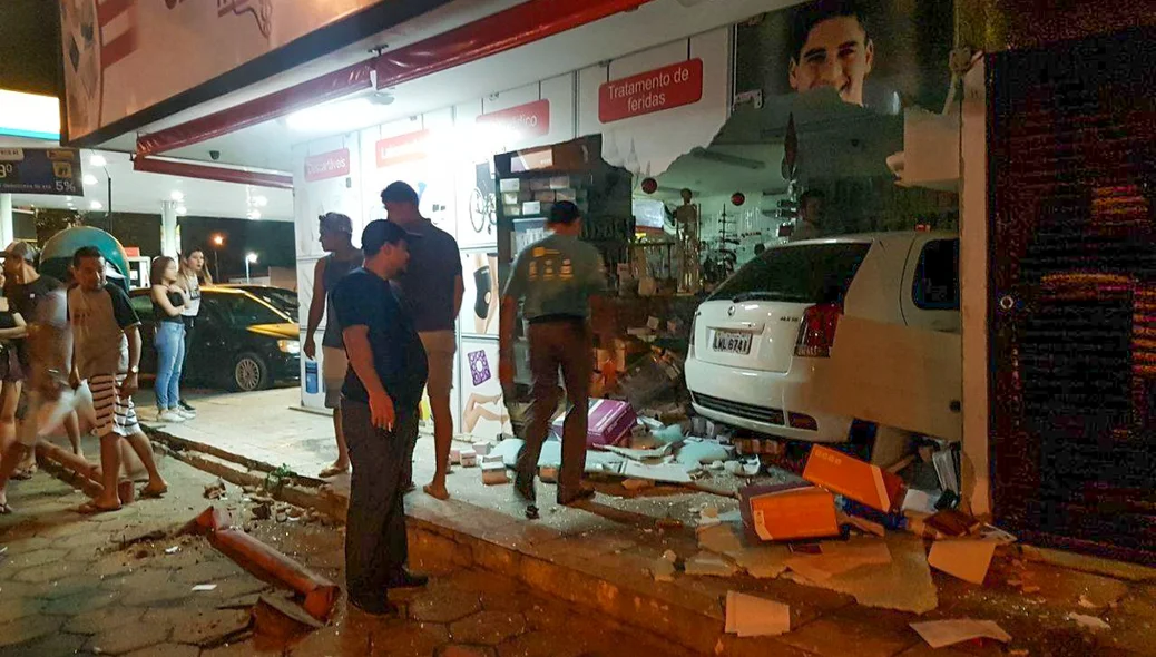 Carro invade loja hospitalar 
