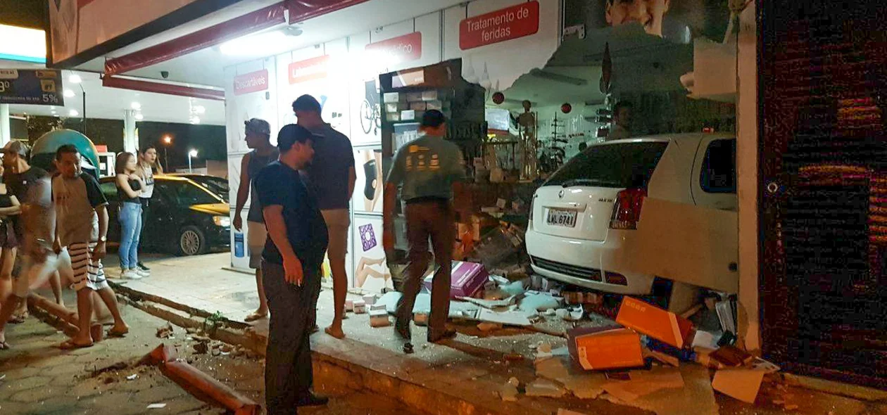 Carro invade loja hospitalar 