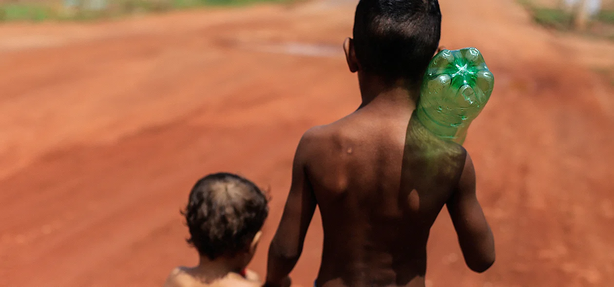Crianças vão a mercado do Vale do Gavião pegar água 