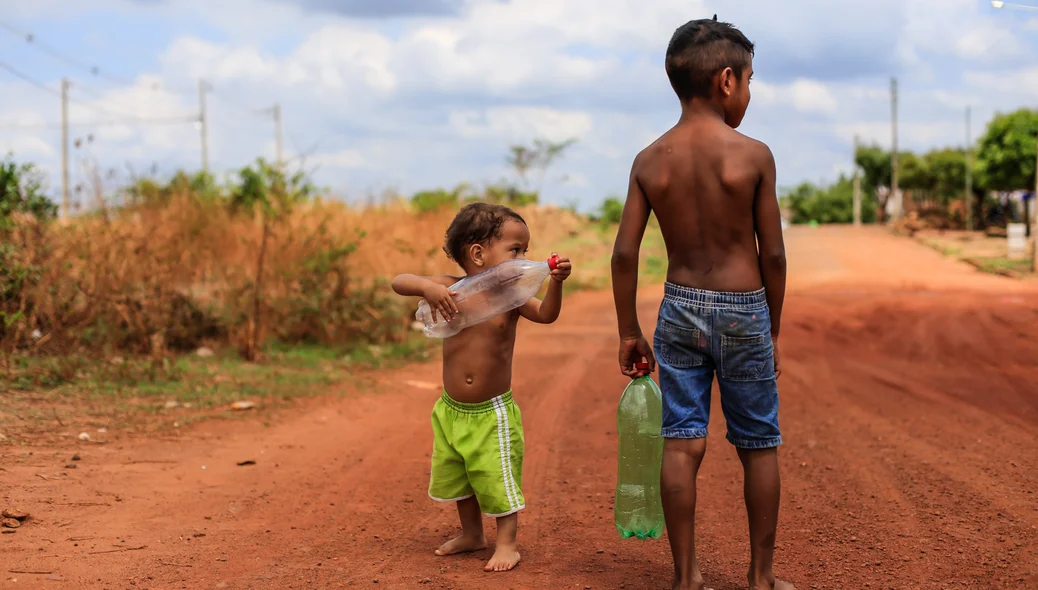 Crianças vão a mercado encher garrafas de água