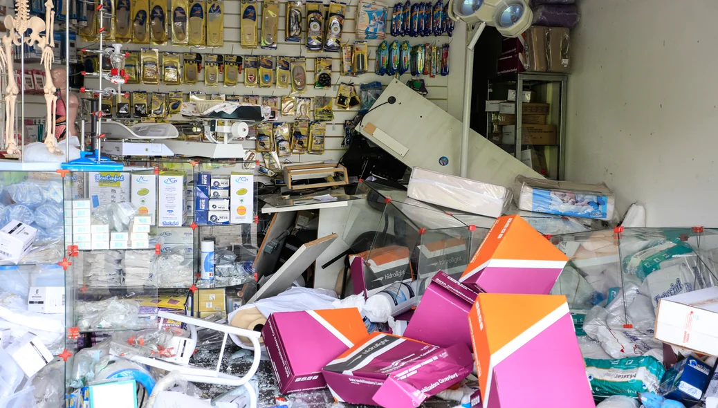 Loja ficou destruída 