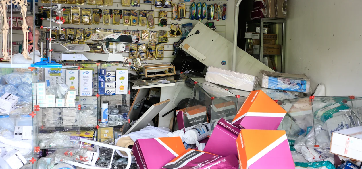 Loja ficou destruída 