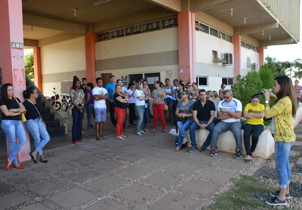 Padre Walmir atrasa 13º salário e servidores protestam em Picos