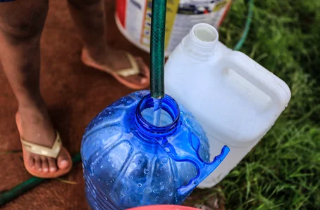 Falta de água em bairro de Teresina, faz moradores buscarem abastecimento em outro lugar.