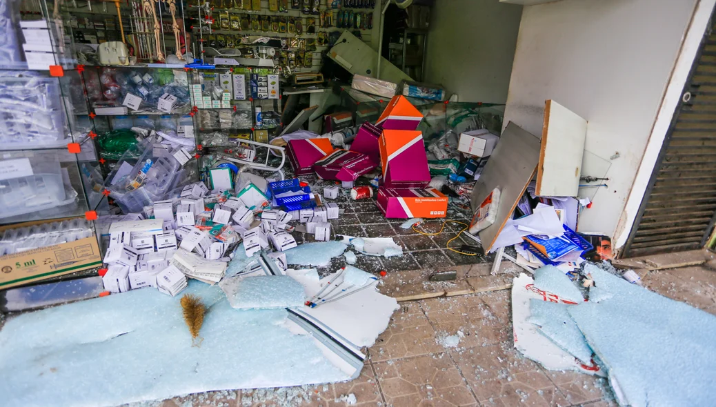 Porta de vidro ficou destruída 