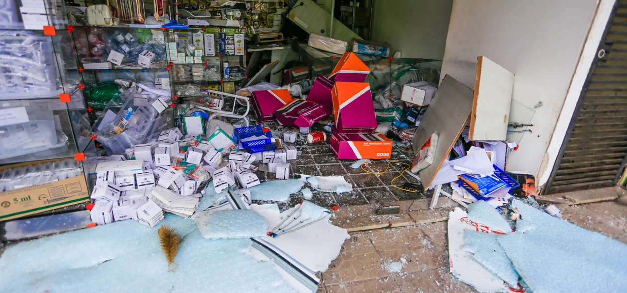 Porta de vidro ficou destruída 