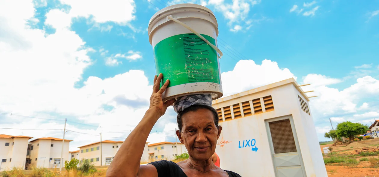 Senhora carregando um balde de água 