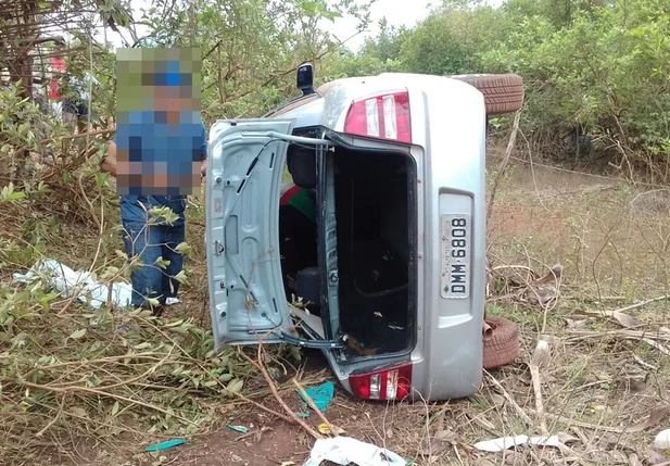 Carro que capotou em José de Freitas