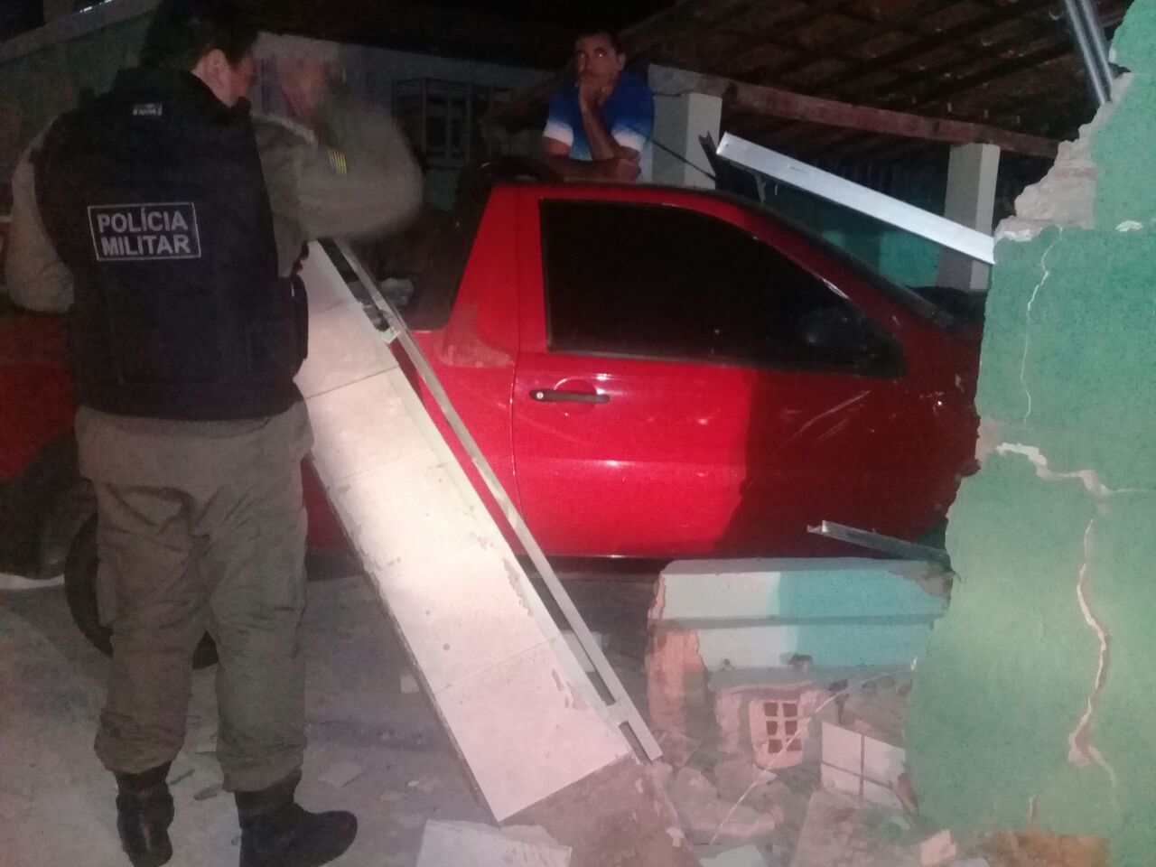 Motorista perde o controle de veículo e invade residência em Luís Correia