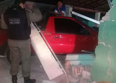 Motorista perde o controle de veículo e invade residência em Luís Correia
