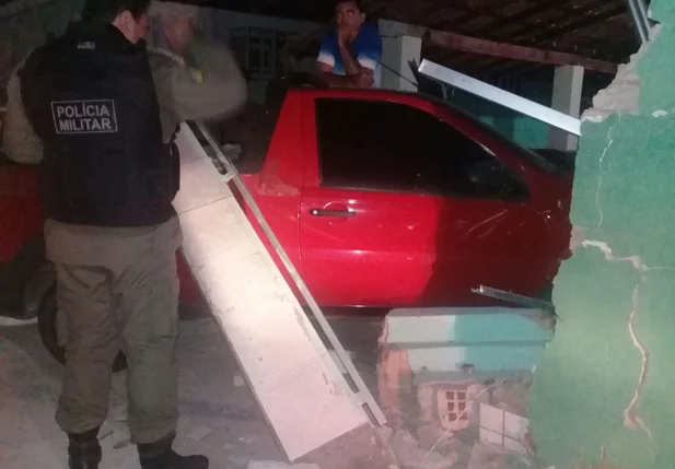 Motorista perde o controle de veículo e invade residência em Luís Correia