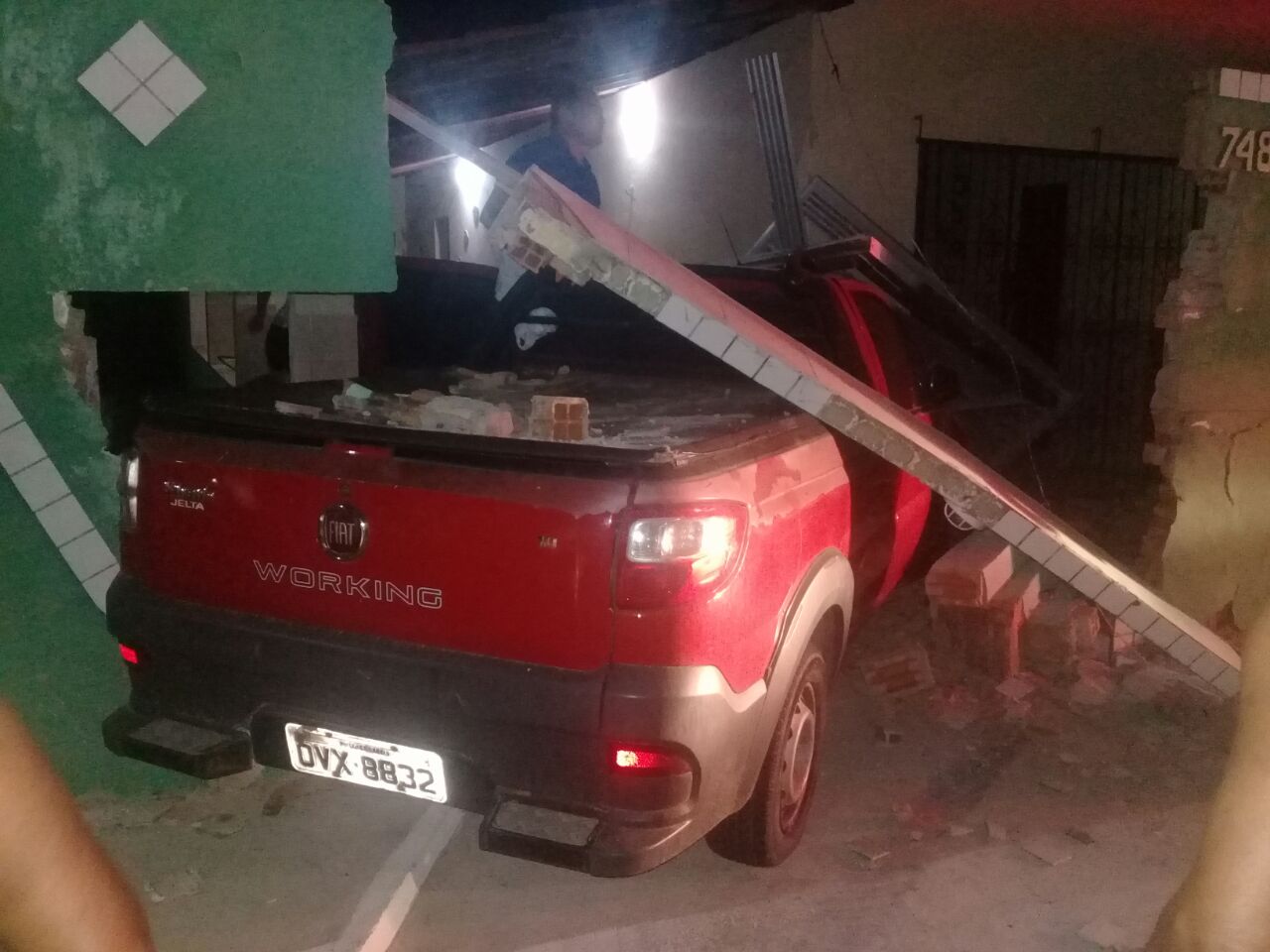 Rapaz perde o controle de veículo e invade casa no Piauí
