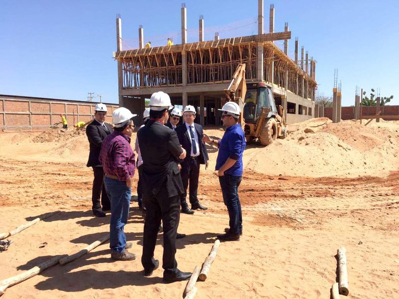 Autoridades em visita as obras do novo fórum de Picos