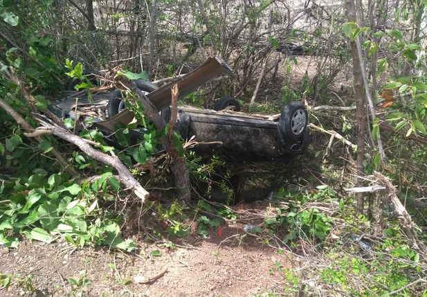 Condutora perde o controle da direção e veículo capota no Piauí