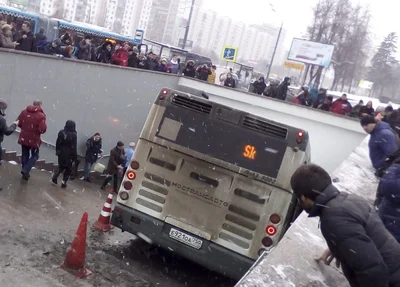 Ônibus que invadiu a estação de metrô