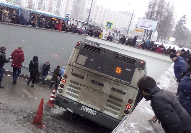Ônibus que invadiu a estação de metrô