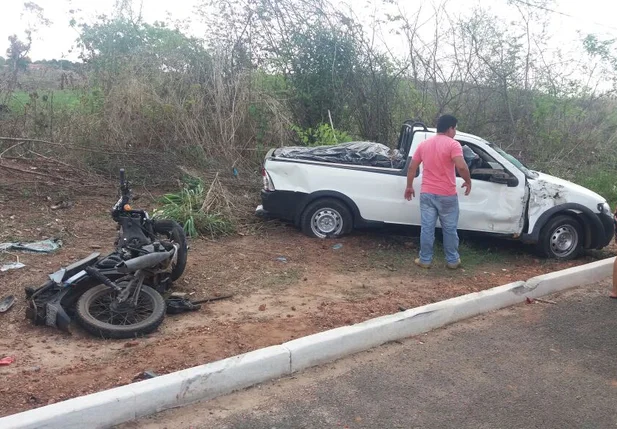 Fiat Strada e Motocicleta envolvidos em acidente na BR-316