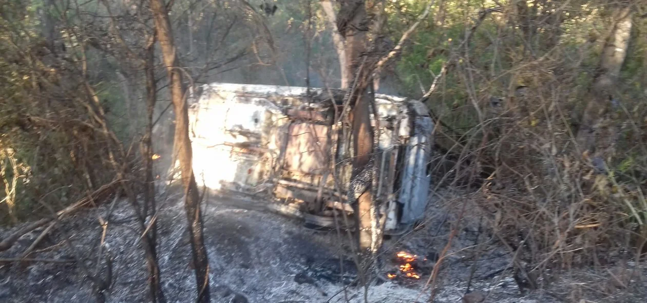 Carro incendiado 