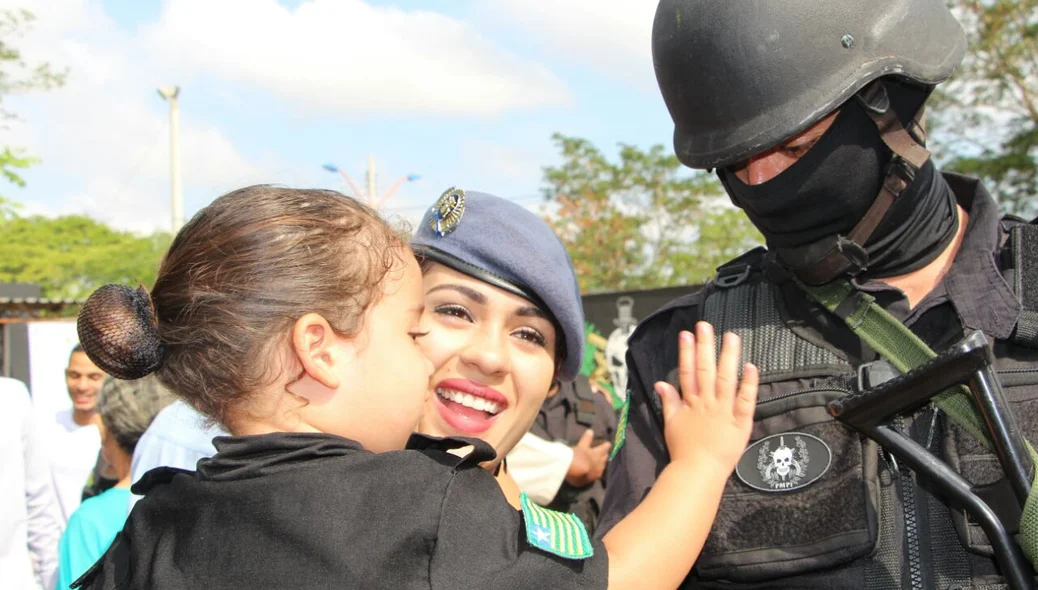 Familiares acompanham formatura da turma de Operações Especiais
