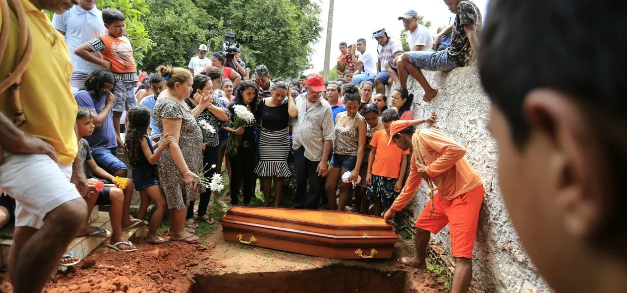 O enterro aconteceu no Parque Alvorada
