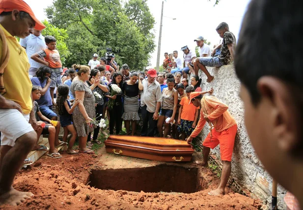 O enterro aconteceu no Parque Alvorada