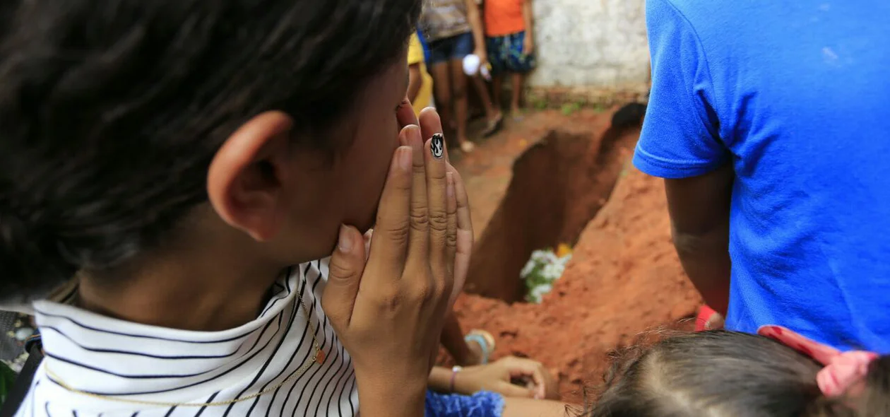 O sepultamento aconteceu no cemitério Santa Maria
