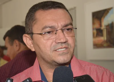 Padre Walmir deve renovar contrato de terceirização da iluminação pública