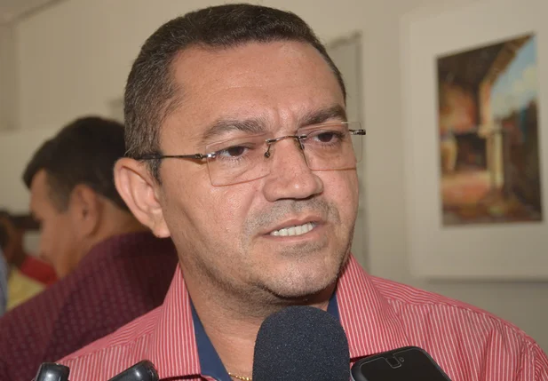 Padre Walmir deve renovar contrato de terceirização da iluminação pública