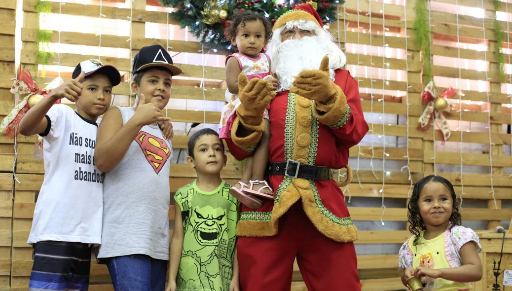 Crianças se encantam com Papai Noel dos Correios