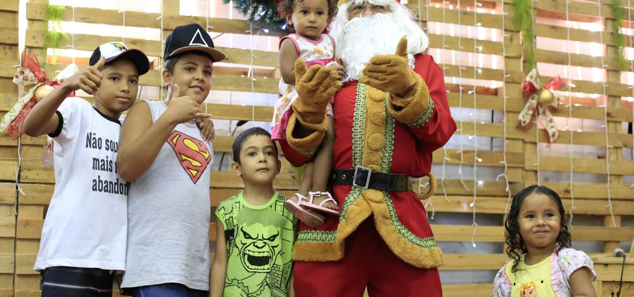Crianças se encantam com Papai Noel dos Correios