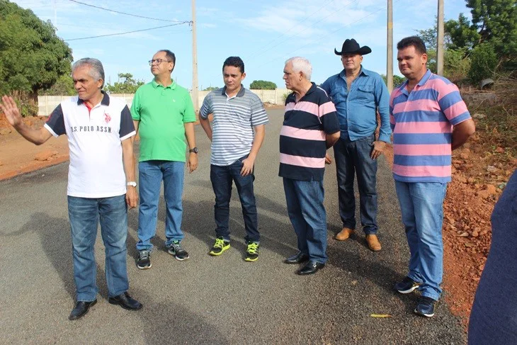 Themístocles visita ruas em Esperantina 