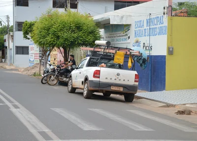 Carro da Eletrobras parado em frente a Secretaria de Saúde