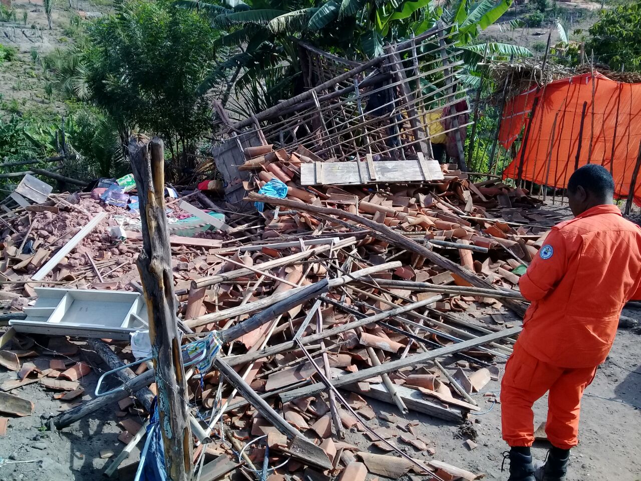 Casa ficou totalmente destruída